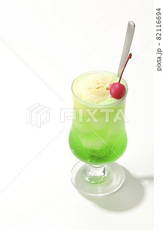 さくらんぼ入りのメロンクリームソーダを白背景で撮影 さくらんぼ入りのメロンクリームソーダを白背景で撮影 82116694