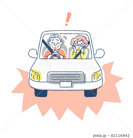 高齢ドライバーの運転中のトラブルシーン 82116842