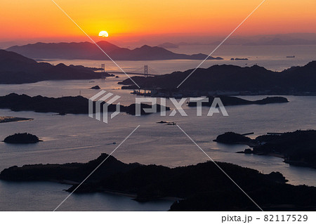 瀬戸内海のしまなみの夜明け 広島県三原市竜王山展望台 瀬戸内海のしまなみの夜明け 広島県三原市竜王山展望台 82117529