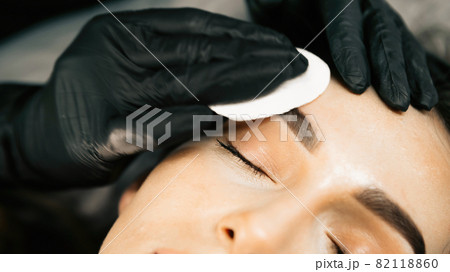 Make-up master performs the procedure of permanent eyebrow makeup Make-up master performs the procedure of permanent eyebrow makeup 82118860