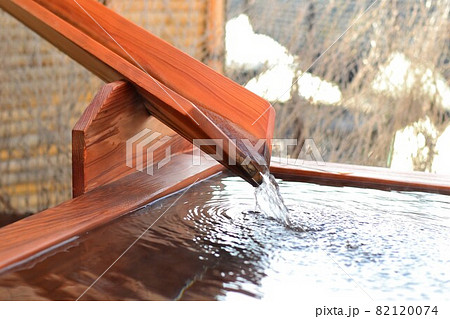 湯口から流れる温泉 湯口から流れる温泉 82120074