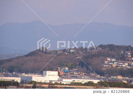神崎緑地から遠望する余慶寺と熊山　岡山県岡山市東区 82120866