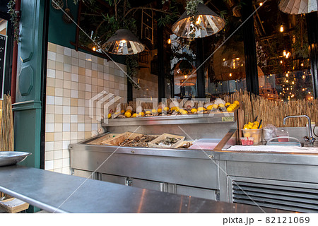 パリ　そぞろ歩き 82121069