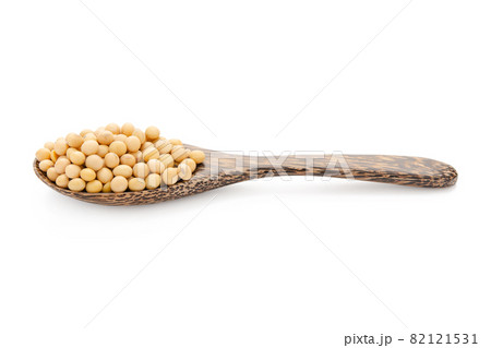 Soybeans in wood spoon isolated on white background with clipping path 82121531