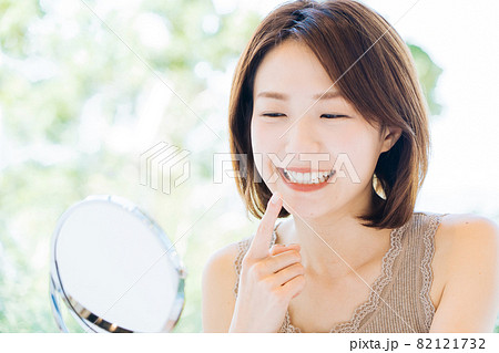 きれいな歯の女性 きれいな歯の女性 82121732