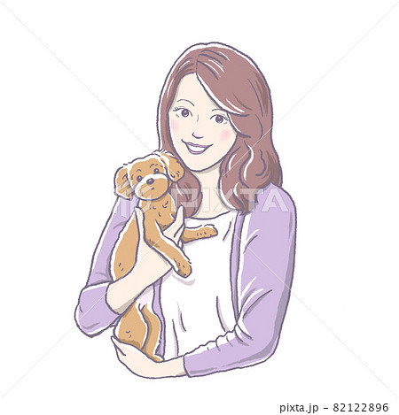 トイプードルの仔犬を抱っこする笑顔の若い女性 82122896