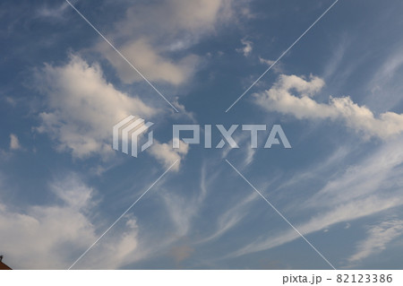 躍動感のある色々な形と色の雲と青空の夕空 躍動感のある色々な形と色の雲と青空の夕空 82123386