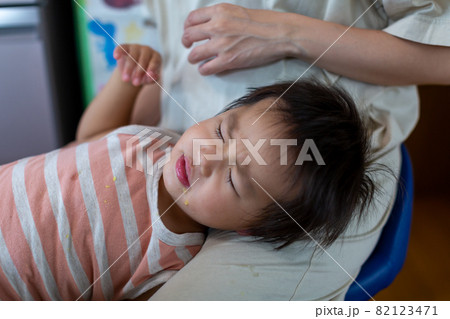 ぐずる子供と母親 ぐずる子供と母親 82123471