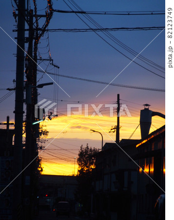 夕暮れ時の街並 82123749
