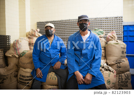 Portrait of two coffee roasters at work 82123903