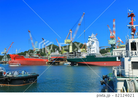 【愛媛県】快晴下の造船ドック 82124021