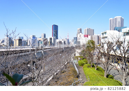 春先の港区立芝浦 中央公園から見える東京タワー 春先の港区立芝浦 中央公園から見える東京タワー 82125882