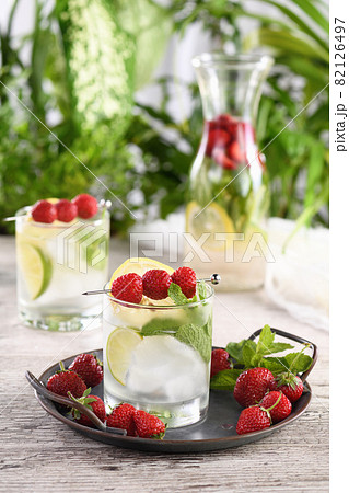 Mojito cocktail with strawberries 82126497