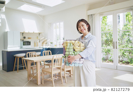 洗濯カゴを持つ若い女性 洗濯カゴを持つ若い女性 82127279