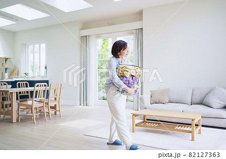 洗濯カゴを持つ若い女性 洗濯カゴを持つ若い女性 82127363