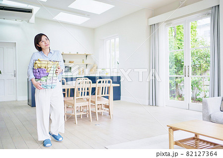 洗濯カゴを持つ若い女性 洗濯カゴを持つ若い女性 82127364