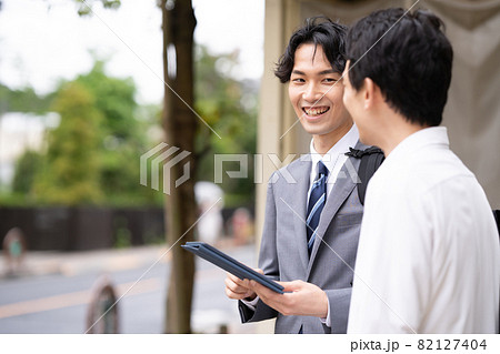 不動産　部屋探し　ビジネスマン　仲介 82127404