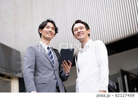 不動産　部屋探し　ビジネスマン　仲介 82127409