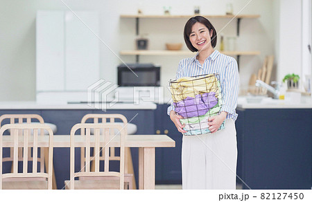 洗濯カゴを持つ若い女性 洗濯カゴを持つ若い女性 82127450