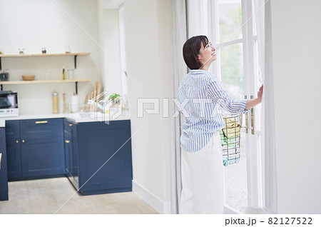 洗濯カゴを持つ若い女性 洗濯カゴを持つ若い女性 82127522