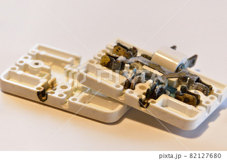 焦げた三又タップ 82127680