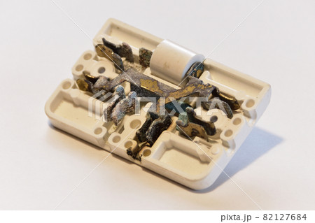 焦げた三又タップ 82127684