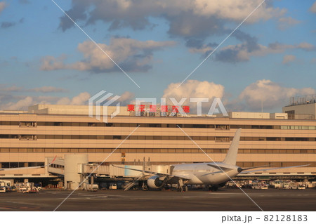 夕暮れの羽田空港 夕暮れの羽田空港 82128183