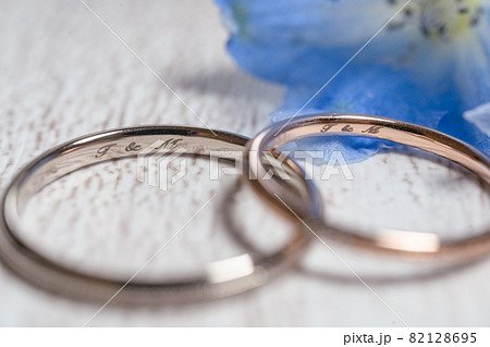 婚姻届と婚約指輪と結婚指輪とデルフィニウム 82128695