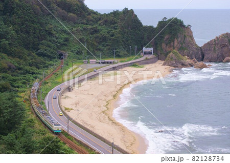 日本海の絶景"笹川流れ"と"485系・特急いなほ" 日本海の絶景"笹川流れ"と"485系・特急いなほ" 82128734