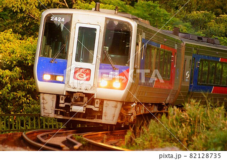 先行車2424を先頭に連結した特急うずしお 先行車2424を先頭に連結した特急うずしお 82128735