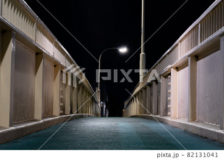 夜の歩道橋 82131041