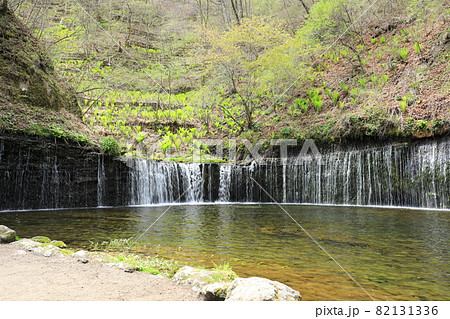 軽井沢の白糸の滝 82131336