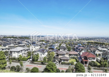郊外の住宅地 82131649