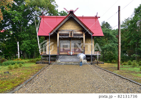 北海道、川湯神社と川湯温泉駅の風景 北海道、川湯神社と川湯温泉駅の風景 82131736