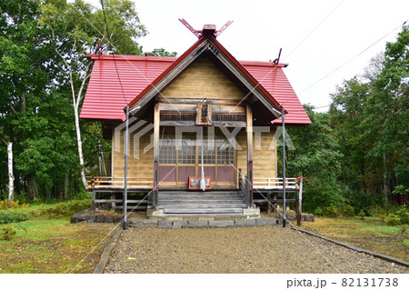 北海道、川湯神社と川湯温泉駅の風景 北海道、川湯神社と川湯温泉駅の風景 82131738