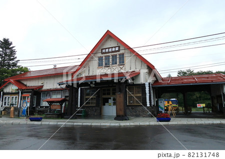 北海道、川湯神社と川湯温泉駅の風景 82131748