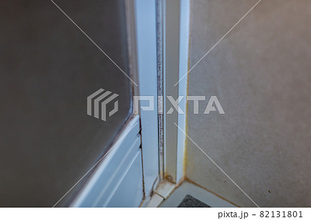 風呂のリフォーム　ドアの汚れ 82131801