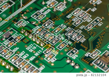 表面実装部品の乗った電子回路基板 82132104