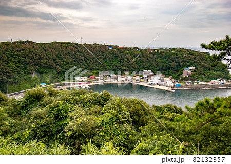 伊豆大島の東京都大島町にある波浮港見晴台から見た風情ある港町の波浮港の風景 伊豆大島の東京都大島町にある波浮港見晴台から見た風情ある港町の波浮港の風景 82132357