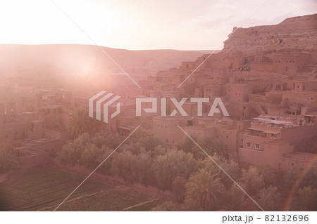 モロッコ ワルザザード近郊の世界遺産アイット・ベン・ハドゥの集落の絶景 82132696