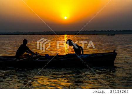 ガンジス川の夜明け 82133265