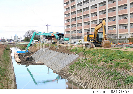ロングブームの油圧ショベルを使った河川工事 82133358