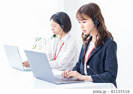 接客するコールセンターの女性 接客するコールセンターの女性 82135516