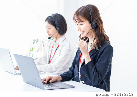 接客するコールセンターの女性 接客するコールセンターの女性 82135518