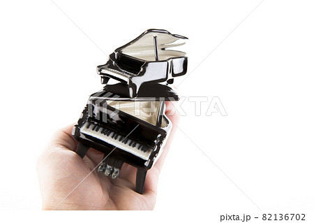 image of piano hand white background  82136702