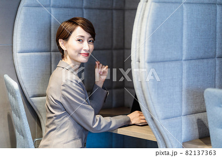 パーソナルブースでパソコンを使う女性　撮影協力：WEEK芝大門（サンフロンティア不動産） 82137363