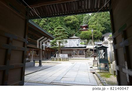 宝山寺 中門から境内を望む 奈良県生駒市 宝山寺 中門から境内を望む 奈良県生駒市 82140047