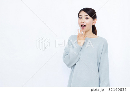 笑顔でビックリしている30代の女性 笑顔でビックリしている30代の女性 82140835