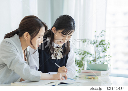 塾で個別指導を受ける女子学生 高校生 中学生 82141484
