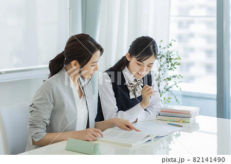 塾で個別指導を受ける女子学生 高校生 中学生 塾で個別指導を受ける女子学生 高校生 中学生 82141490